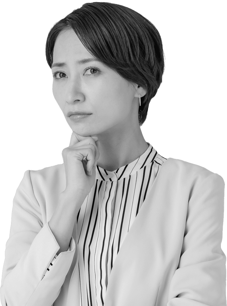 考え込む表情の女性が、手を顎に添えて思案している姿